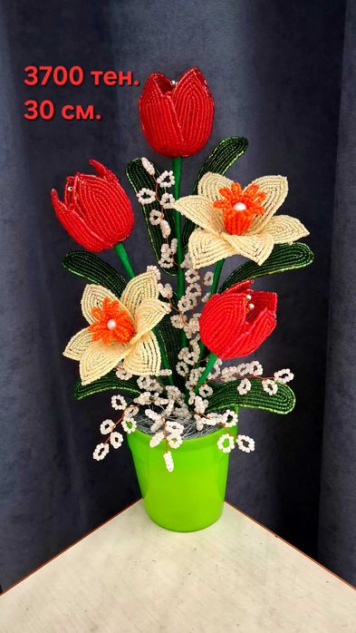 На 8 МАРТА букет из бисера.