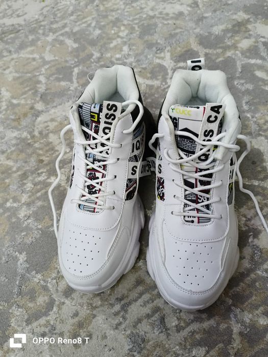 СРОЧНО продам кроссовки унисекс