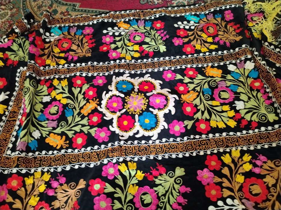 Uchtalik qora baxmal palak komplekt (Holati ideal)