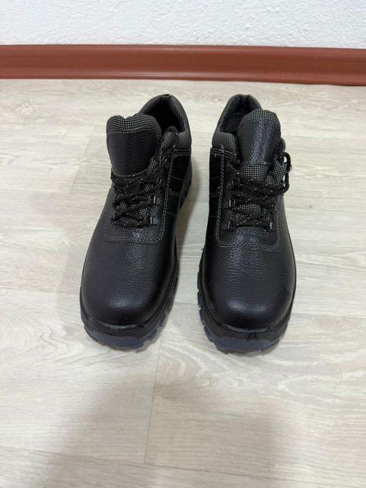 Продам новые спецботинки