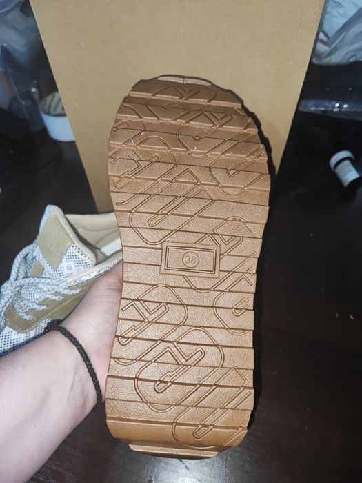 Продам кроссовки UGG