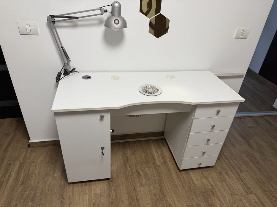 Masa manichiura cu aspirator incorporat