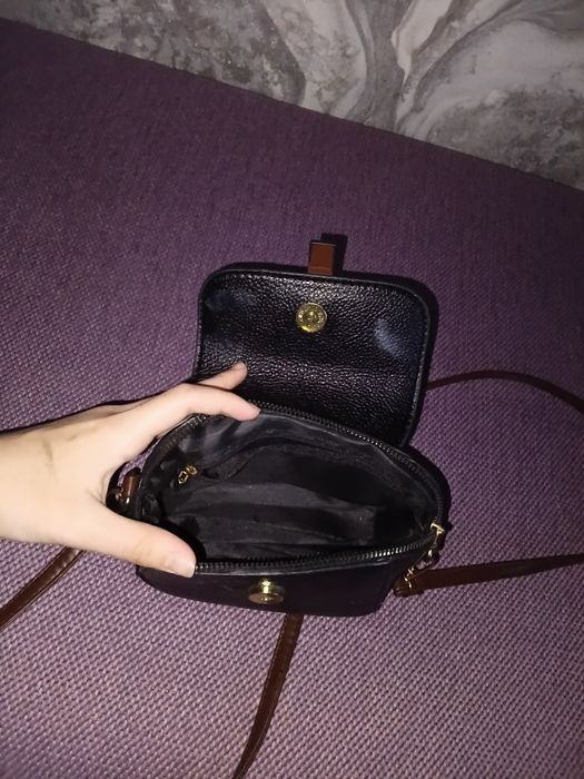 Красивая чёрная сумка с ремешком