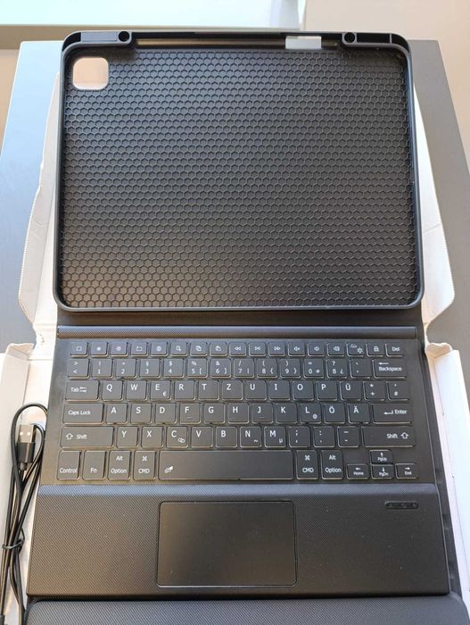 Husa Doohoeek detasabila cu tastatura iluminata pentru Apple iPad Pro 13