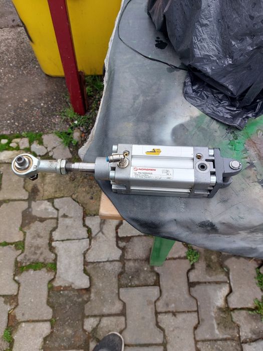 Vând cilindru hidraulic