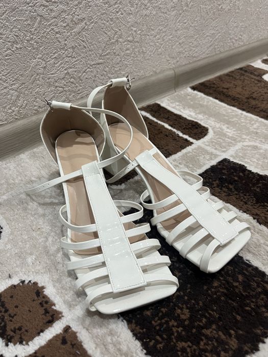 Босоножки новые белые