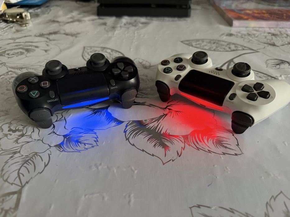 Продаю PS 4,в отличном состояние