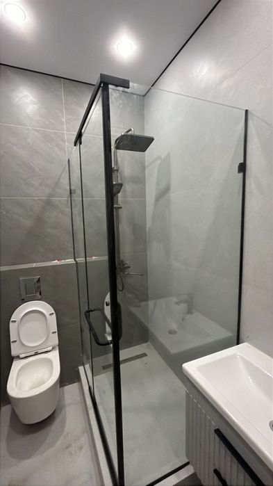 Душ кабина и зеркало