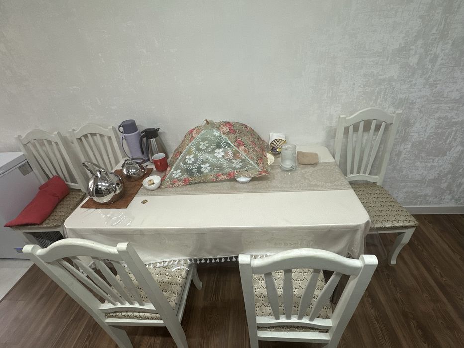 Обеденный кухонный стол и стуля