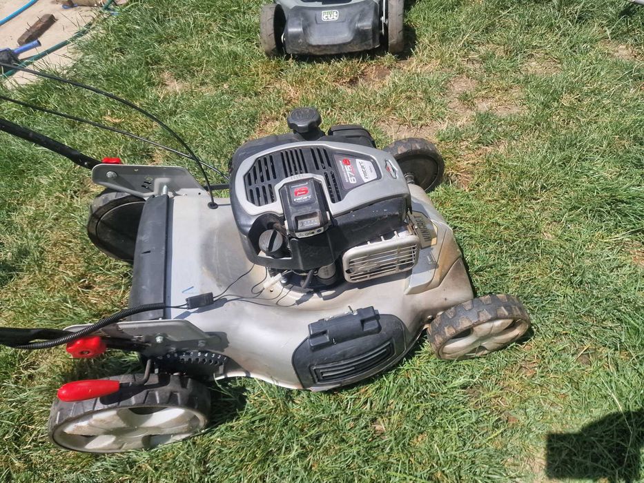 Masina de tuns gazon 4cp +tractiune stare buna Briggs pornire la buton