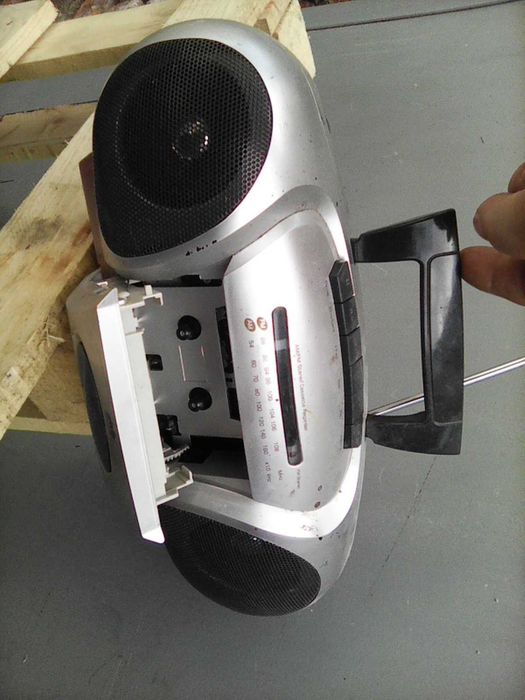 Pадио    касетофон  с  дистанционно /  ЖЕ ВЕ СЕЙ    .