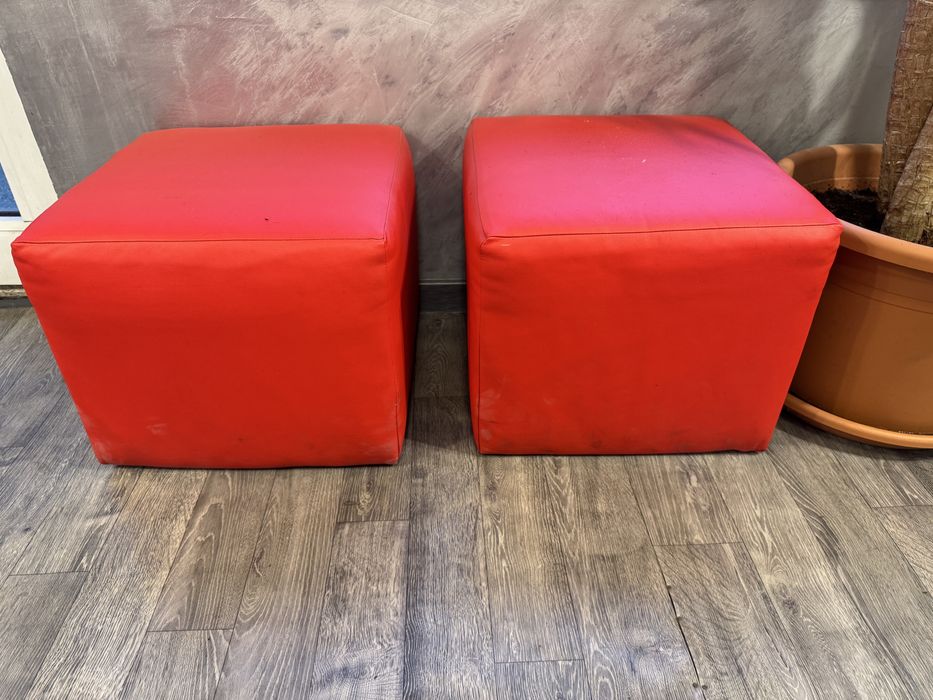 Двуместен диван и 2 табутерки