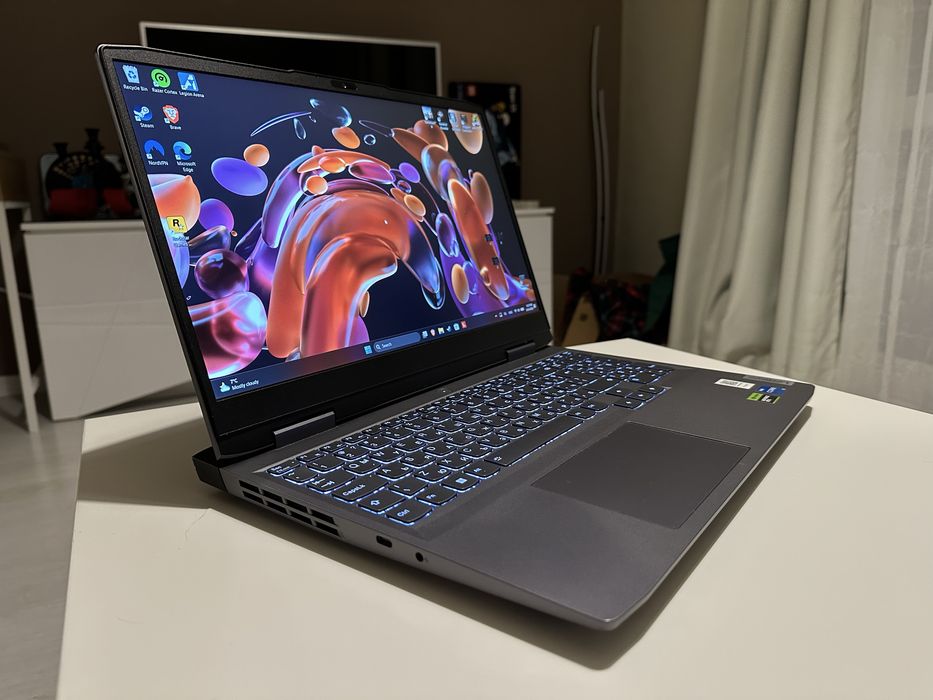 Геймърски лаптоп Lenovo LOQ 15IRH8 (RTX 4060 / i5-12450H / 32GB RAM)