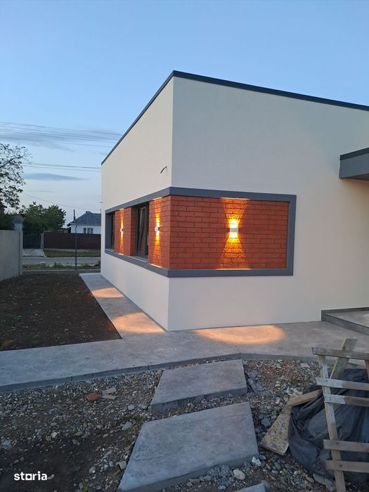 Casă nouă cu 5 camere și curte în natură