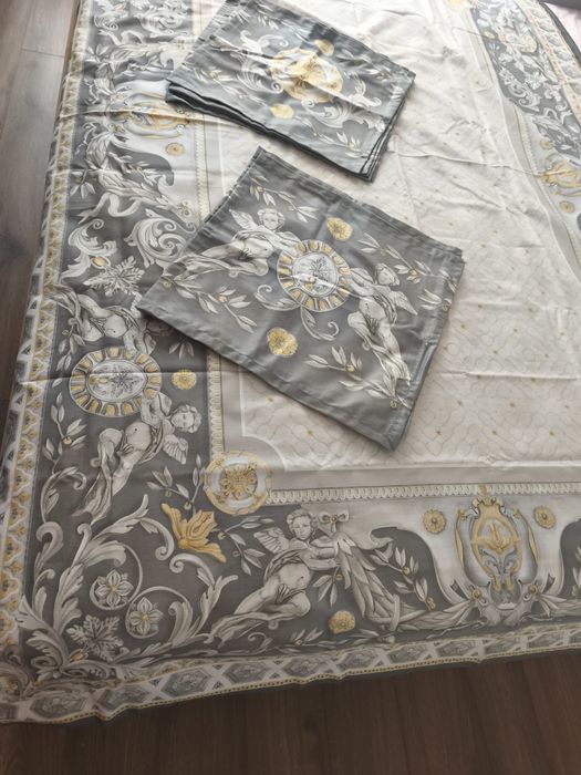 Продам скатерть и 12 салфеток