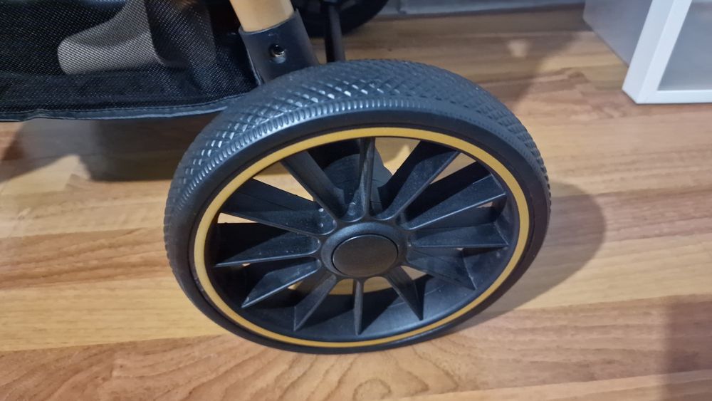 Коляска, зря дома стоит