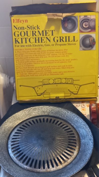 Vand grillul din imagini, stare f bună, metalic