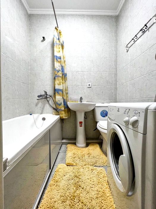 Tinchlik metro yonida