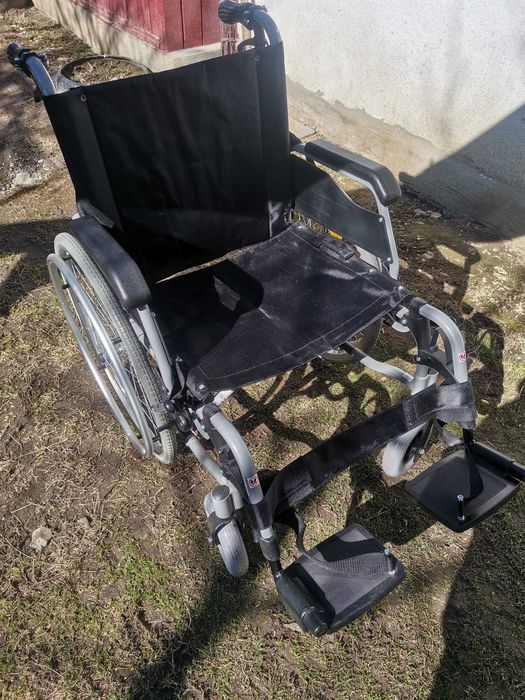 Scaun rulant cu acționare manuală pentru persoane cu probleme de deplasare