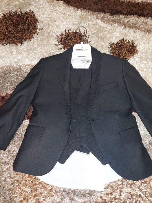 Vând costum elegant baieti