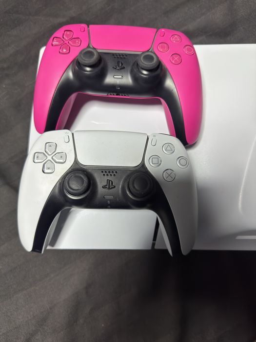 Ps 5 slim varianta cu disc in stare bună și prețul este  ușor negociabil si vine cu  manetele incluse