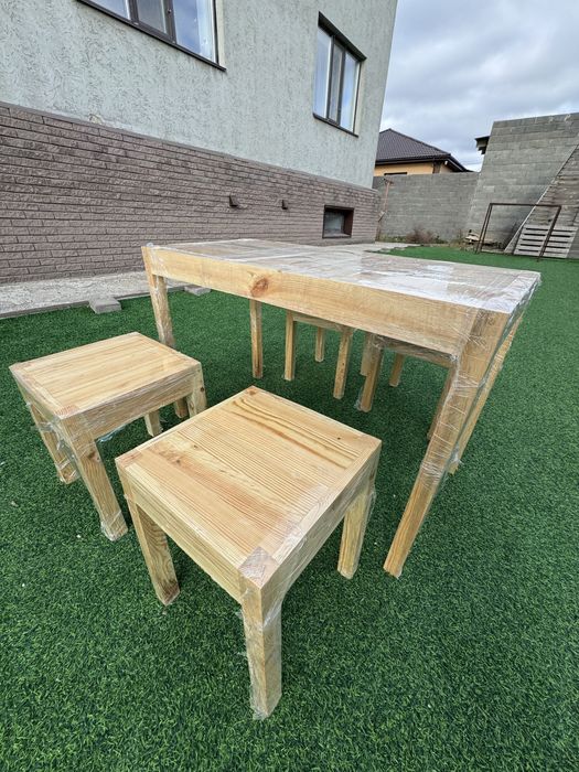 Продается стол и четыре  табуретки