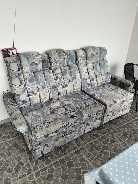 Canapea 3locuri modesta, o parte extensibila cu spatiu depozitare