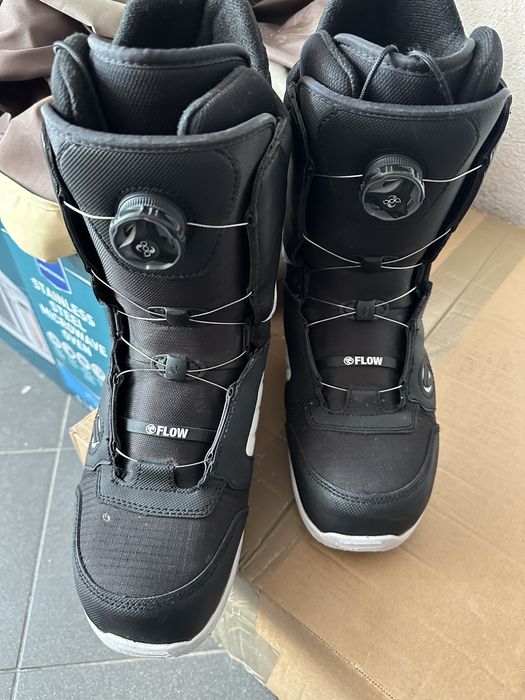 Boots snowboard flow vega cu boa numar 43 flex soft incepatori