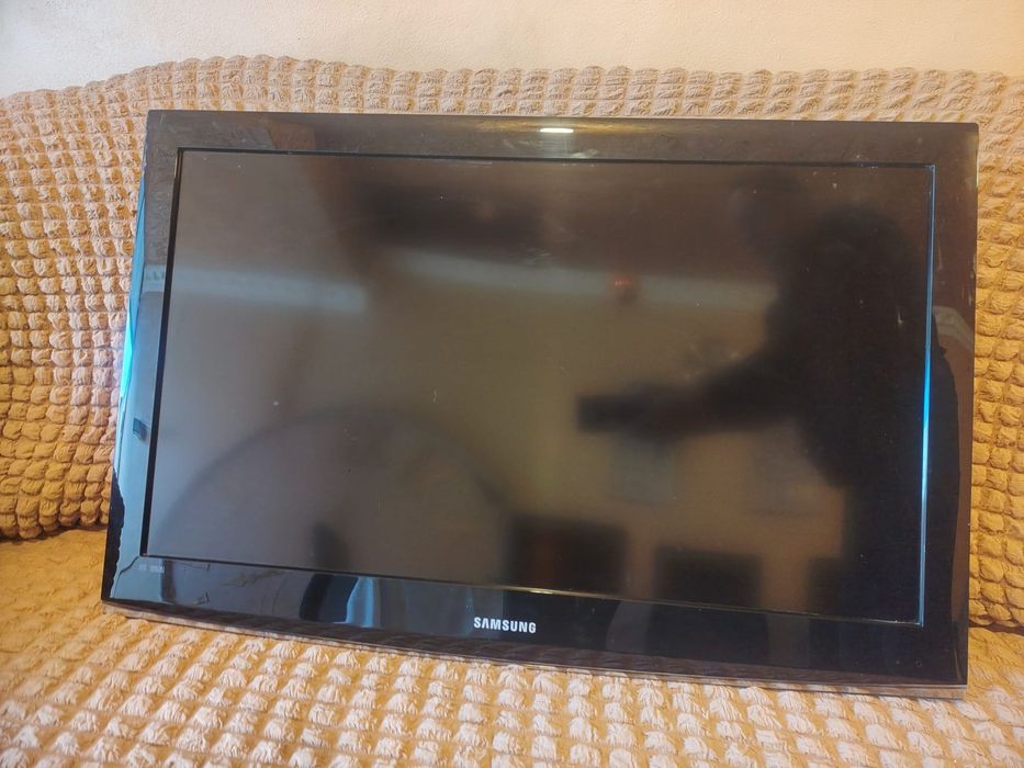 Vând 3 televizoare (doar împreună!)