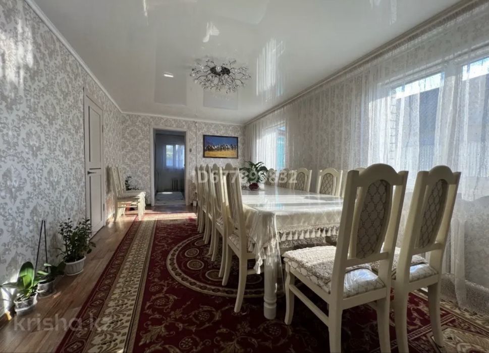 Стол с 14 стульями