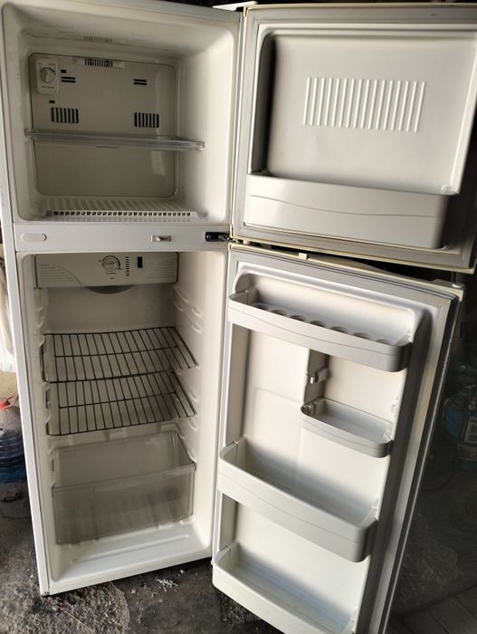Vând frigider 230l  LG