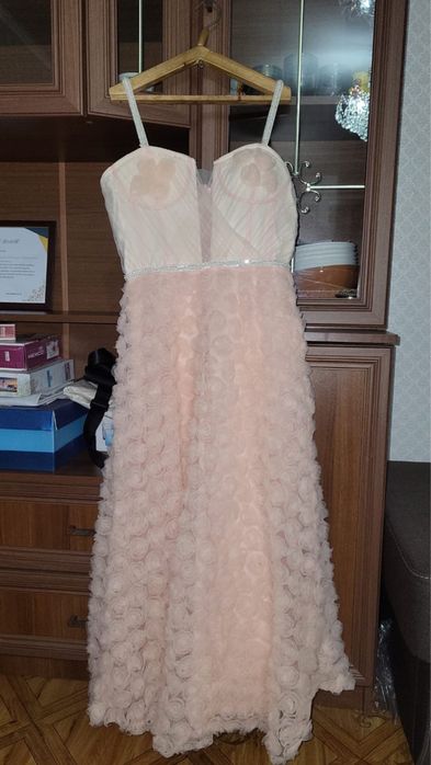 Продам платье в нежных розах