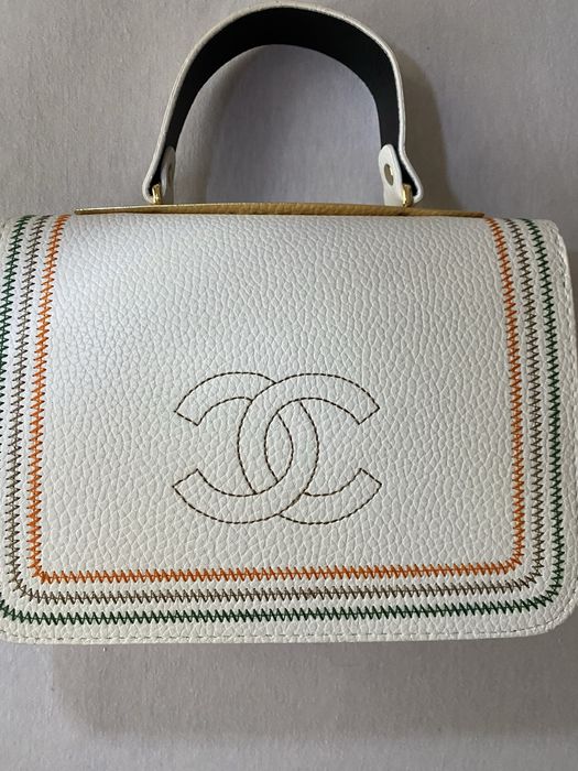 Бяла дамска чанта