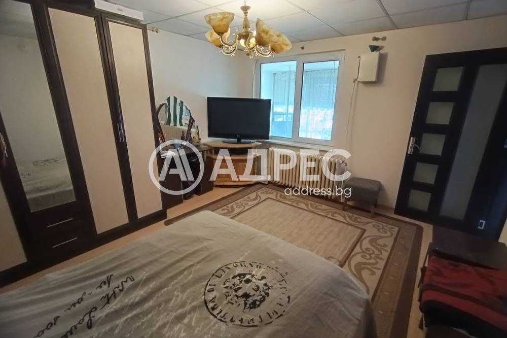 Къща в кв. "Бели Лом", в района на малката джамия.