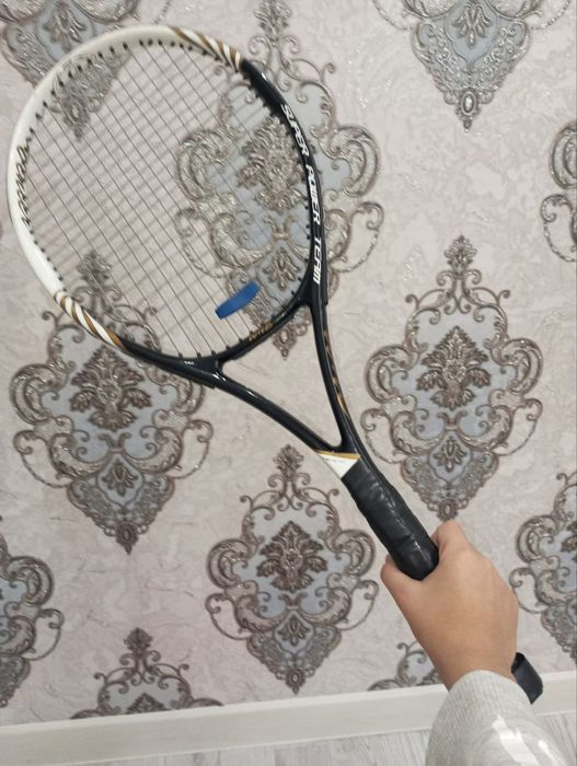 Теннисная ракетка
