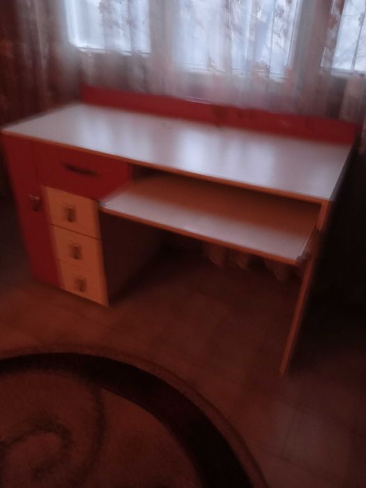 Запазено бюро продавам!