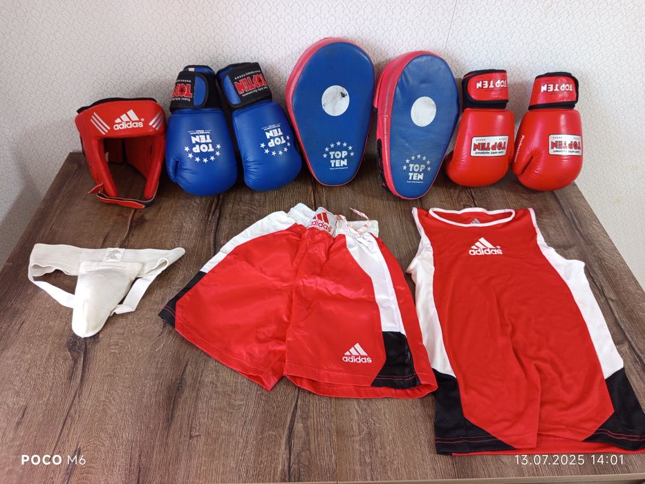 боксерские перчатки 2 пары, один шлем, бандаж, лапы и форма