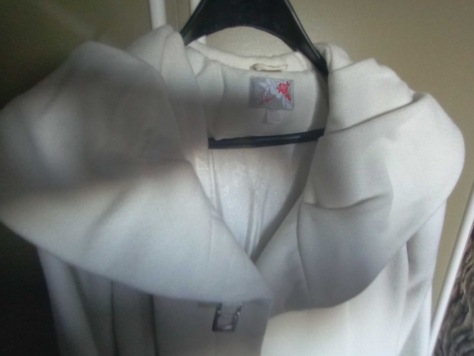 Бяло палто от вълна и кашмир