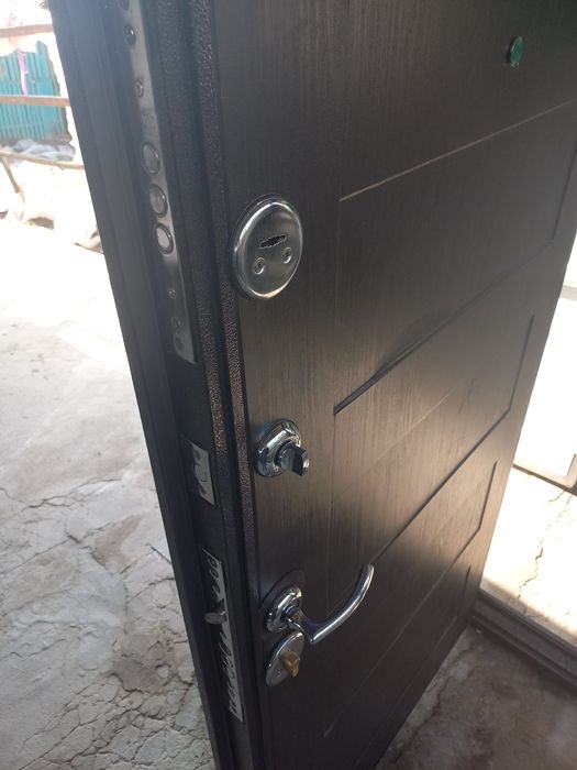 Железная входная дверь