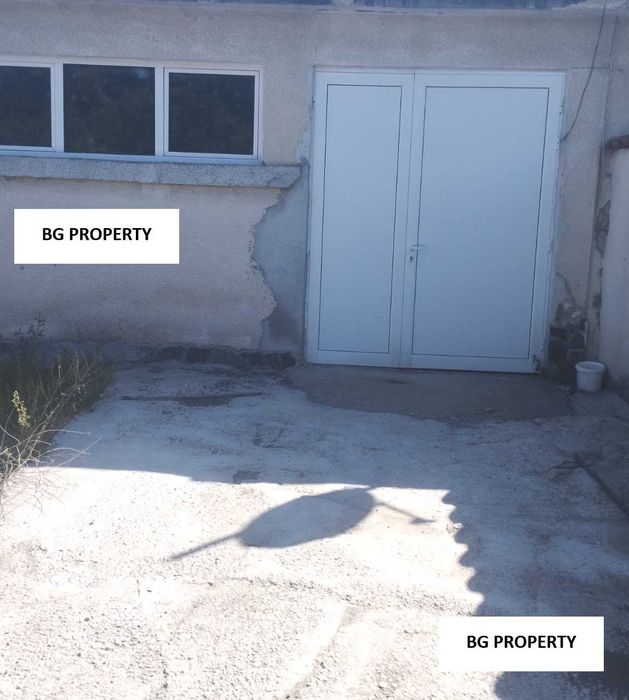 Продава промишлено помещение - сграда с двор