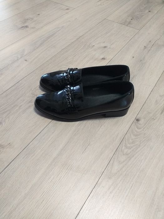 Продаётся женская обувь.