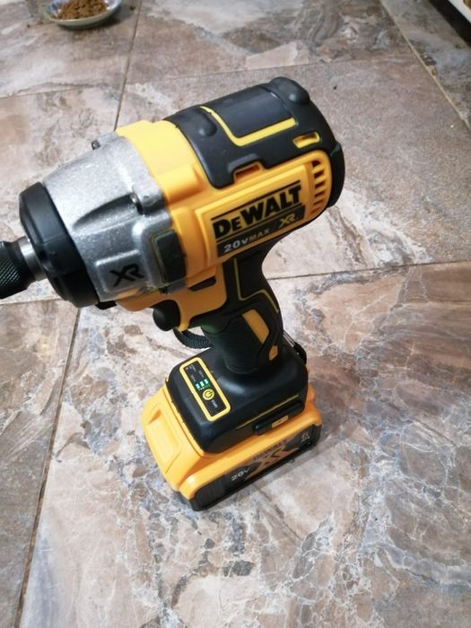 Impact Dewalt DCF 860 cu acumulator de 6A NOU