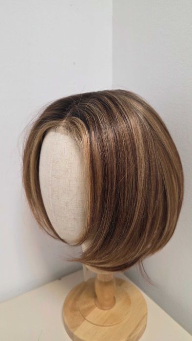 Perucă HAIRCUBE lace front bob asimetric șaten cu șuvițe caramel
