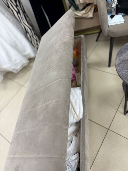 Журнальный столик и диван