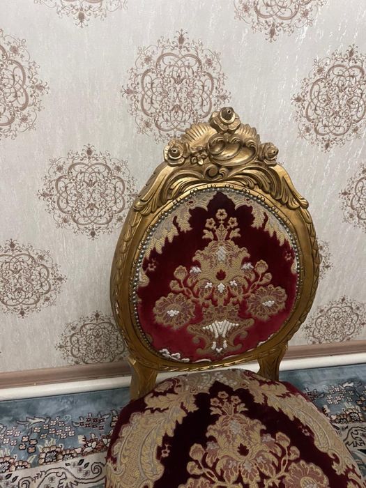 Стол и стулья для гостиный