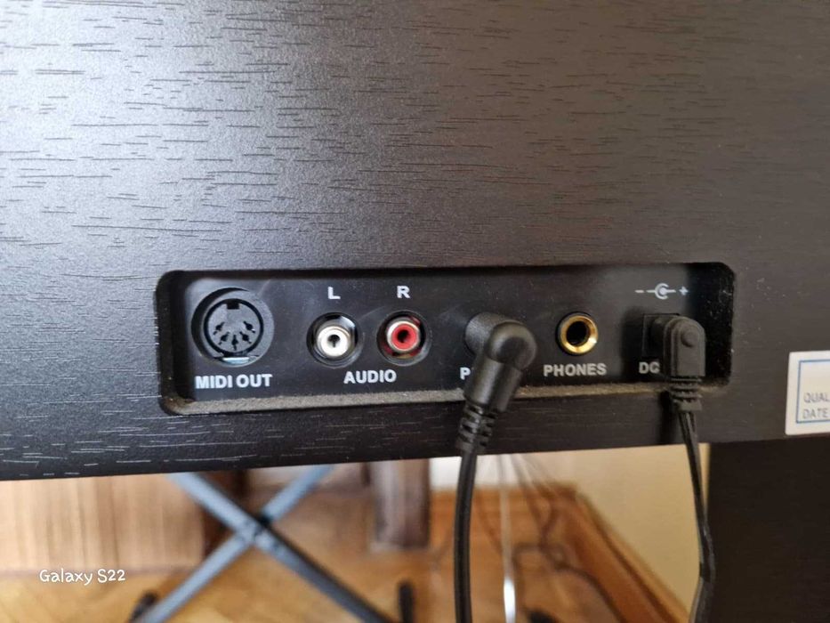 Pian electronic profesional Miles, 61 clape, 128 ritmuri+pedală CADOU