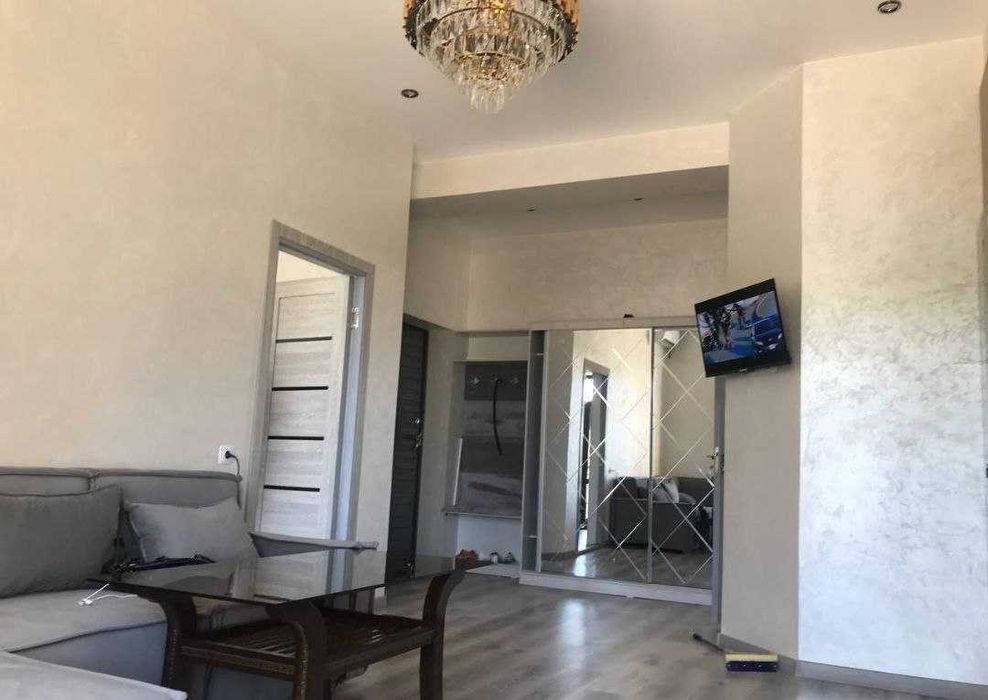 сдаётся 1  комнатная квартира эко базар  феруза