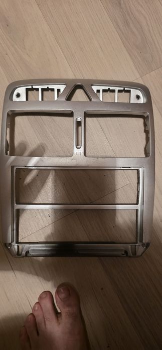 Vând ramă / consolă centrală casetofon Peugeot 307 CC, culoare argintie originală.