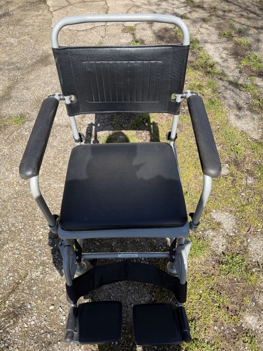 Тоалетен инвалиден стол