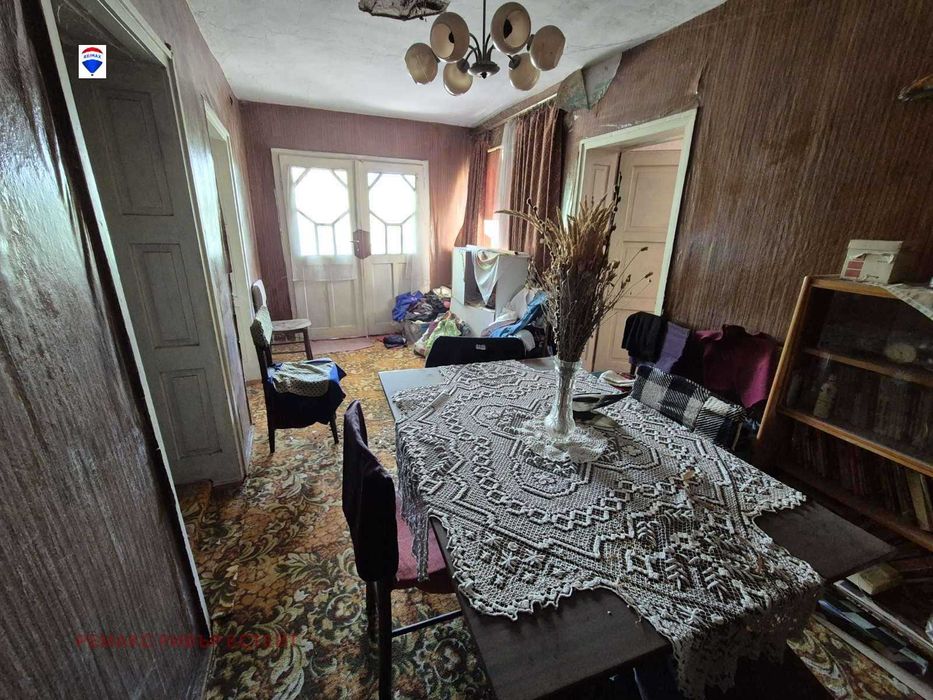 Селска къща с голям двор за продажба с. Бръшлен